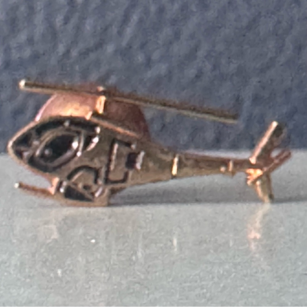 🚁 Gold-Tone Helicopter Lapel Pin – 2 cm Mini Aviation Charm